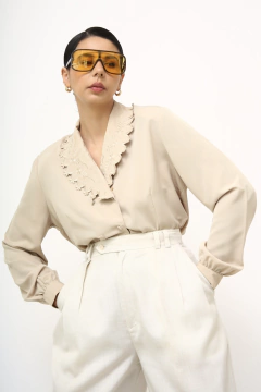 Camisa bege ombreira gola renda vintage - comprar online