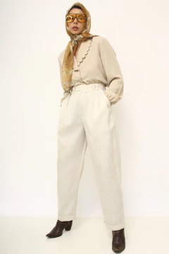 Camisa bege ombreira gola renda vintage