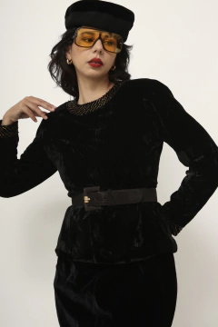 Blusa veludo bordada ombreira