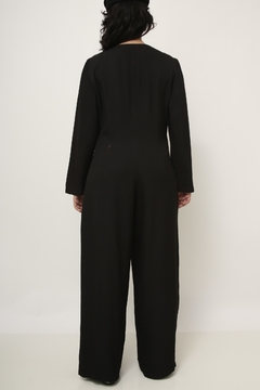 Macacão preto pantalona chic na internet