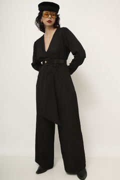 Macacão preto pantalona chic na internet