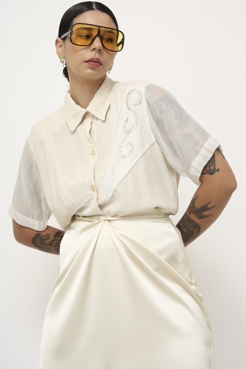 Camisa ombreira creme pesponto perolas manga curta