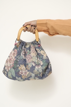 Bolsa tecido floral alça madeira