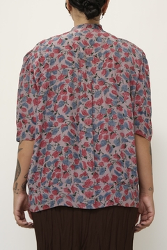 Camisa cinza estampa flores rosa na internet