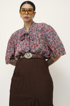 Camisa cinza estampa flores rosa