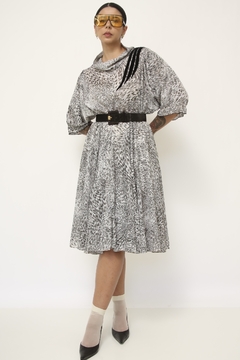 Vestido estampa animal print recorte couro
