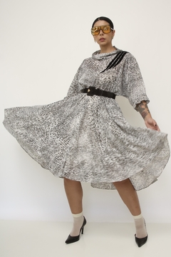 Vestido estampa animal print recorte couro