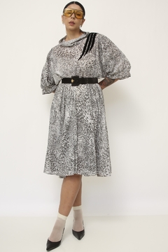 Vestido estampa animal print recorte couro