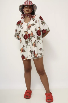 Camisa branca flores vermelha ampla longa vintage - Capichó Brechó