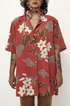 Camisa vermelha flores longa na internet