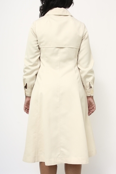 Trench coat off white acinturado vintage - Capichó Brechó