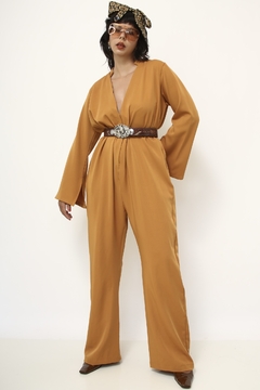 Macacão mostarda pantalona amplo decote - comprar online