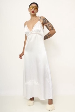 Camisola branca longa encorpada decote bordado