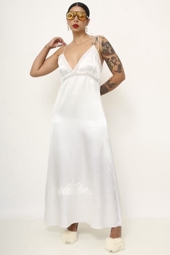 Camisola branca longa encorpada decote bordado - comprar online