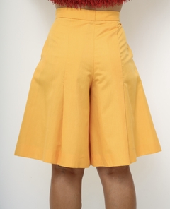 Bermudão amarelo amplo vintage na internet