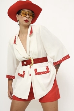 Blazer levinho detalhe poa vermelho