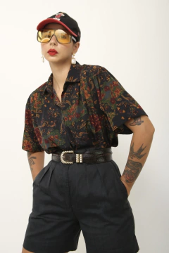 Camisa azul vintage estampa flores vermelha
