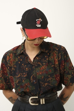 Bone preto com vermelho vintage na internet