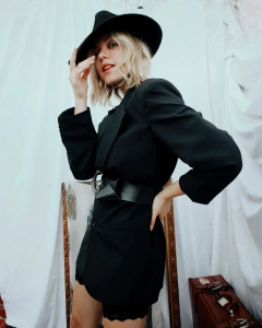Blazer crepe forrado vintage  ombreira acinturado