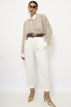Camisa estampada bege branco mng longa