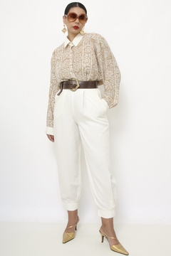 Camisa estampada bege branco mng longa