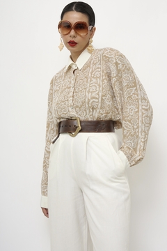 Camisa estampada bege branco mng longa - loja online