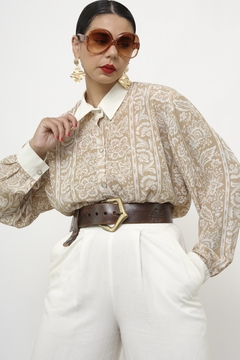 Camisa estampada bege branco mng longa - comprar online