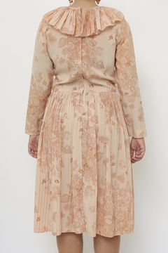 Vestido bege outono gola e saia plissada - loja online