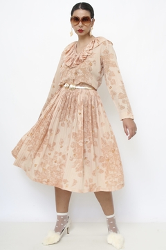 Vestido bege outono gola e saia plissada - comprar online