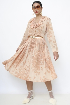 Vestido bege outono gola e saia plissada - Capichó Brechó