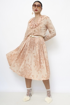 Vestido bege outono gola e saia plissada - comprar online
