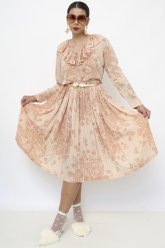 Vestido bege outono gola e saia plissada