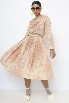 Vestido bege outono gola e saia plissada