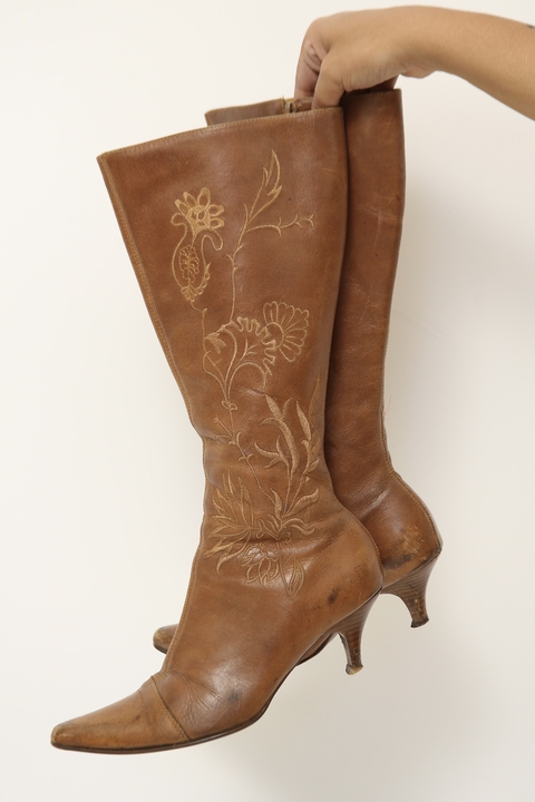 Bota em couro bordada marrom 36