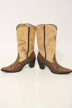 Bota marrom croco com bege vintage 38 - Capichó Brechó