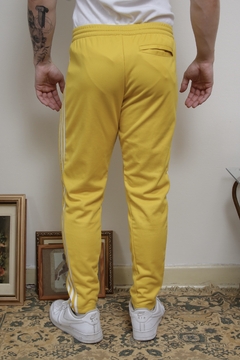 Calça ADIDAS amarela classica listras - Capichó Brechó