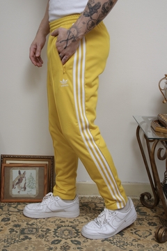 Calça ADIDAS amarela classica listras