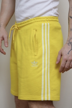 Bermuda moletom amarela ADIDAS