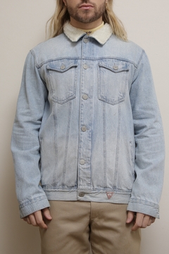 Imagem do Jaqueta jeans GUESS pelo gola e mangas
