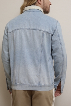 Jaqueta jeans GUESS pelo gola e mangas - Capichó Brechó
