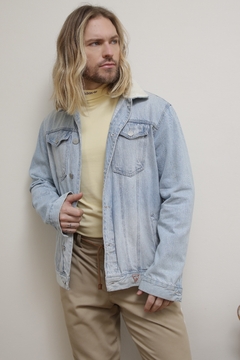 Jaqueta jeans GUESS pelo gola e mangas na internet