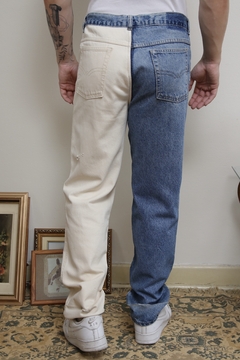 Calça Bicolor jeans com off na internet