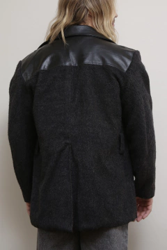 Casaco cinza couro fake na internet