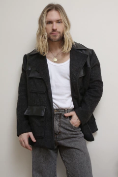 Casaco cinza couro fake