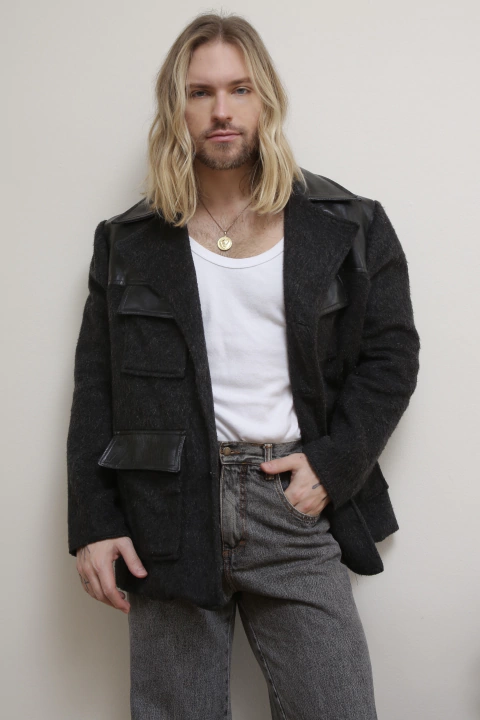 Casaco cinza couro fake