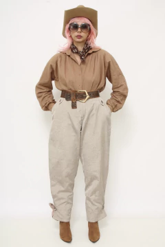 Calça dourada estilo amassadinha CLO OROZCO na internet