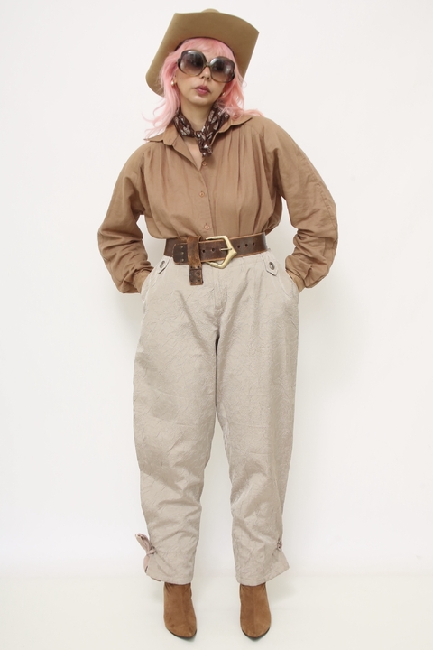 Calça dourada estilo amassadinha CLO OROZCO
