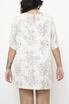 Vestido ombreira flores vintage na internet