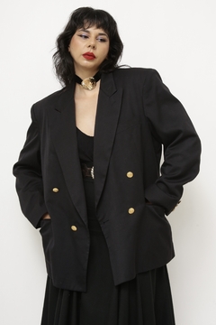 Blazer preto forrado ombreira vintage na internet
