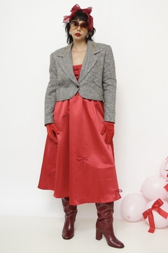 Blazer cropped cinza bordado flores na internet